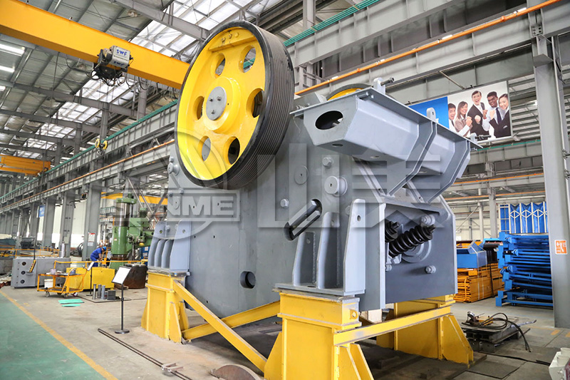 顎式破碎機(jī)工作中出現(xiàn)卡料、不下料是什么原因