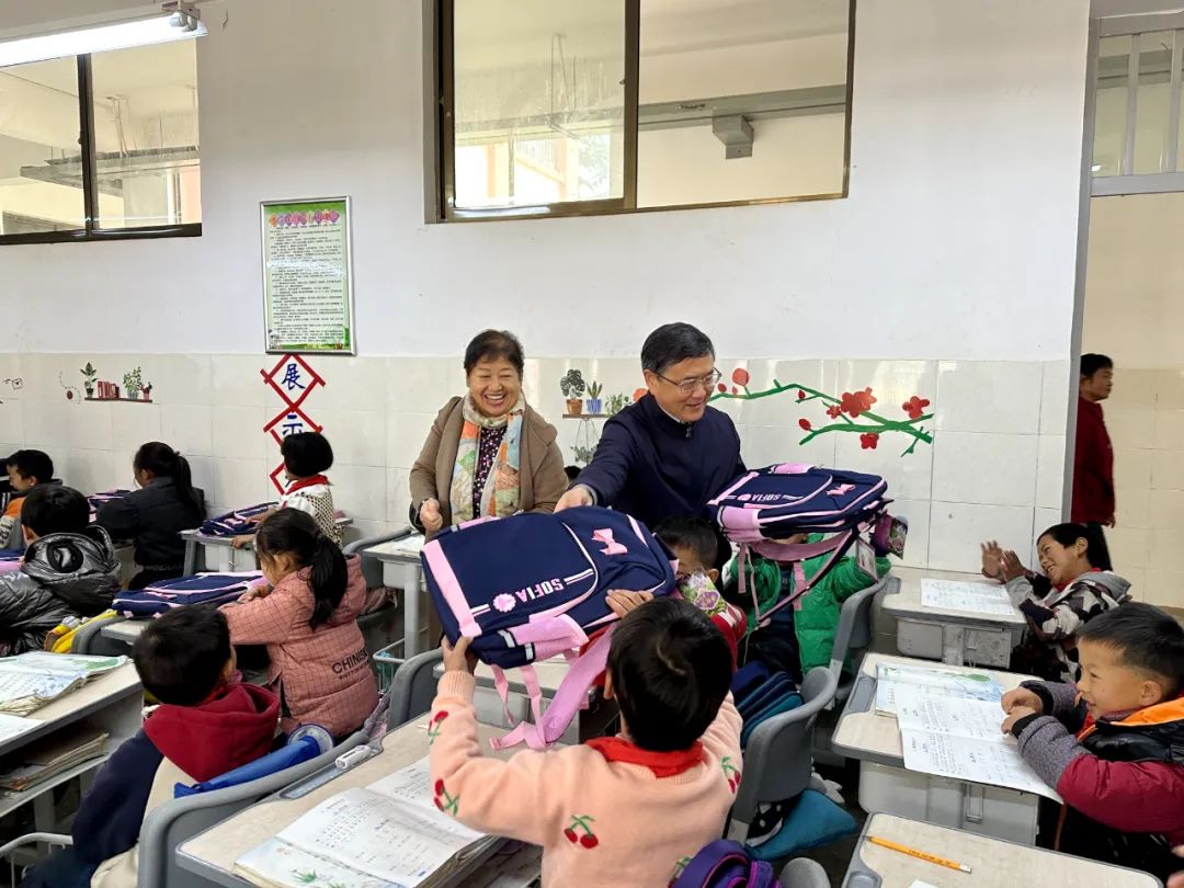 【用心呵護(hù)幼苗】楊安民董事長走進(jìn)中國砂石協(xié)會希望小學(xué) 以實際行動踐行企業(yè)社會責(zé)任