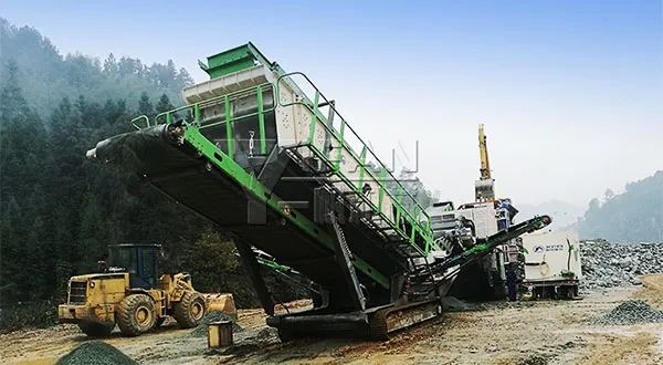 時(shí)產(chǎn)值近600萬！山美移動(dòng)式破碎篩分一體站助力江蘇高碳鉻鐵礦破碎項(xiàng)目建設(shè)